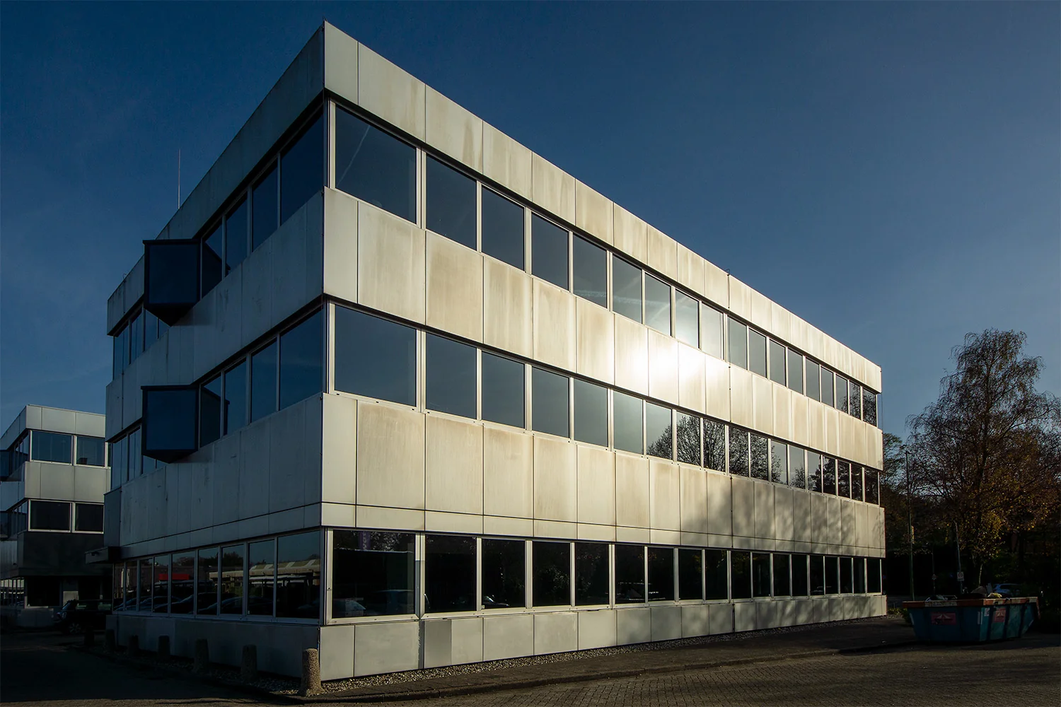 Modern kantoorgebouw aan de Huis ter Heideweg met grote ramen en een strakke, geometrische gevel.